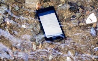 Merece la pena arreglar un móvil mojado